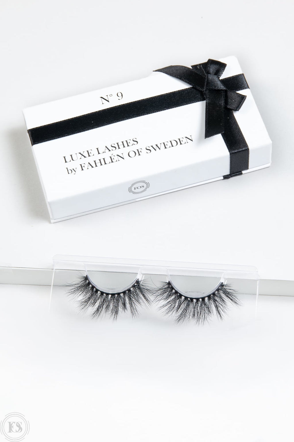 Eleganta lösögonfransar i en vit ask med svart band och texten Luxe Lashes by Fahlén of Sweden No. 9.