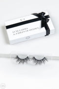 Eleganta lösögonfransar i en vit ask med svart band och texten Luxe Lashes by Fahlén of Sweden No. 9.