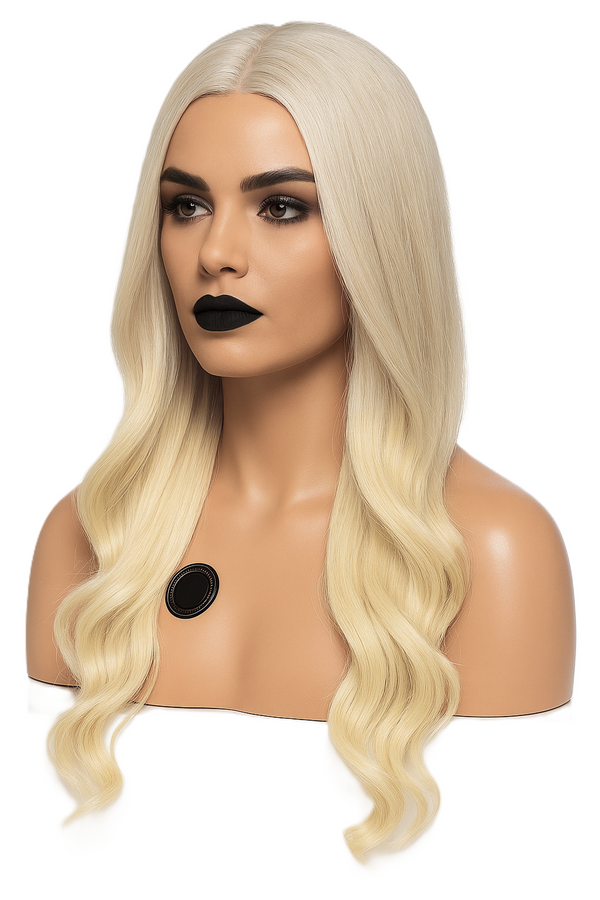 En blond peruk med mittbena och mjuka vågor visas med modern makeup och svart läppstift.
