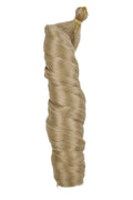 Produktbild på spiral French curl i blond, som visar definierade lockar i en mjuk, glänsande blond nyans. Perfekt för en voluminös och elegant look med mjuka spirallockar