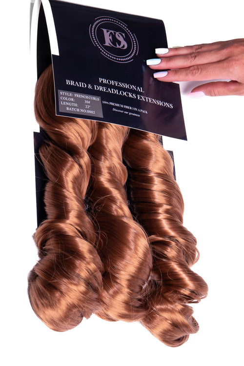 Kopparfärgade French Curls-flätor med mjuka, glänsande spirallockar som fångar ljuset och skapar en elegant, lyxig finish i varje strå.