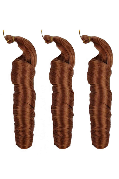 Glansigt kastanjebrunt hår med definierade spiralformade lockar och silkeslen yta som ger ett mjukt och naturligt flöde.