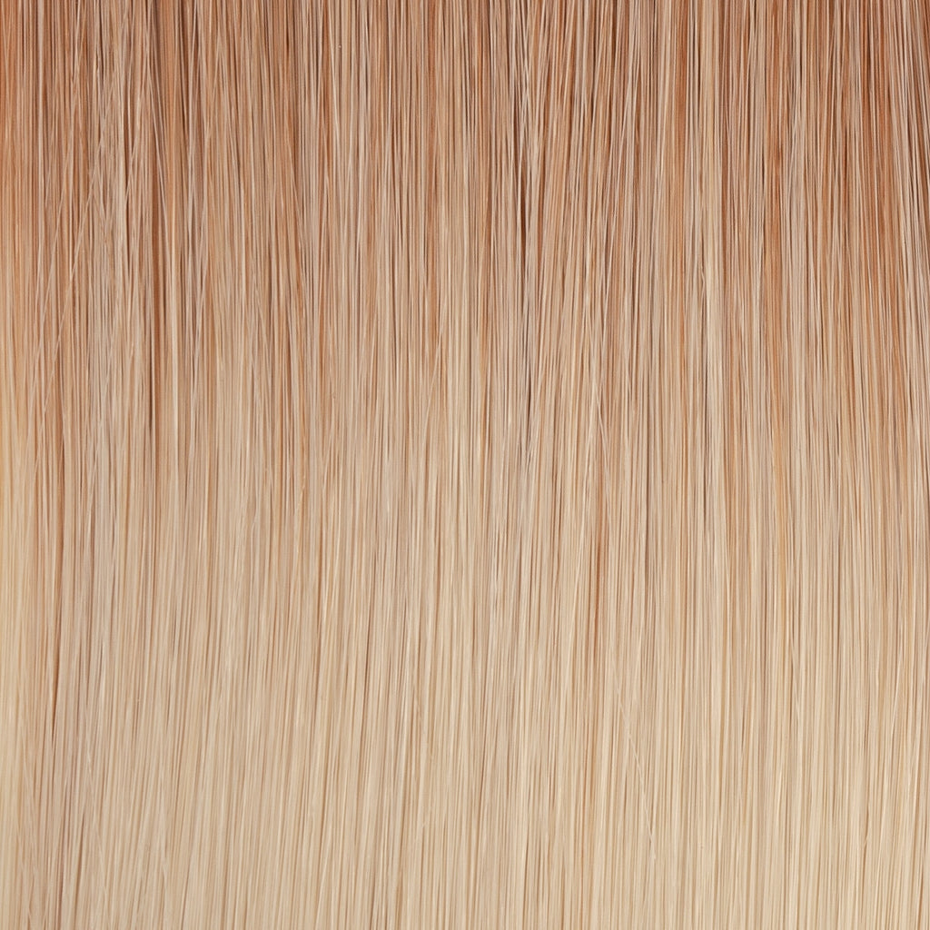 Närbild på ett färgprov av ljusblond hårförlängning, med en kall ton och naturlig textur för att hjälpa dig hitta rätt färg