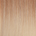 Närbild på hår med färgkombinationen T14/60, som visar en övergång från ljus askblond till platinumblond för en kall, sofistikerad och flerdimensionell look
