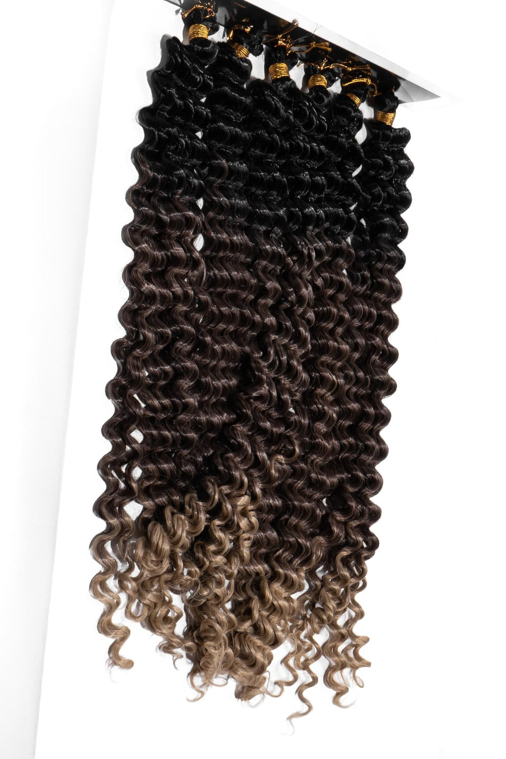 Boho Goddess Braids i ombre svart till ljusbrun blond. Vackra, definierade lockar med naturlig glans, idealiska för en mjuk bohemisk look med volym och stil.