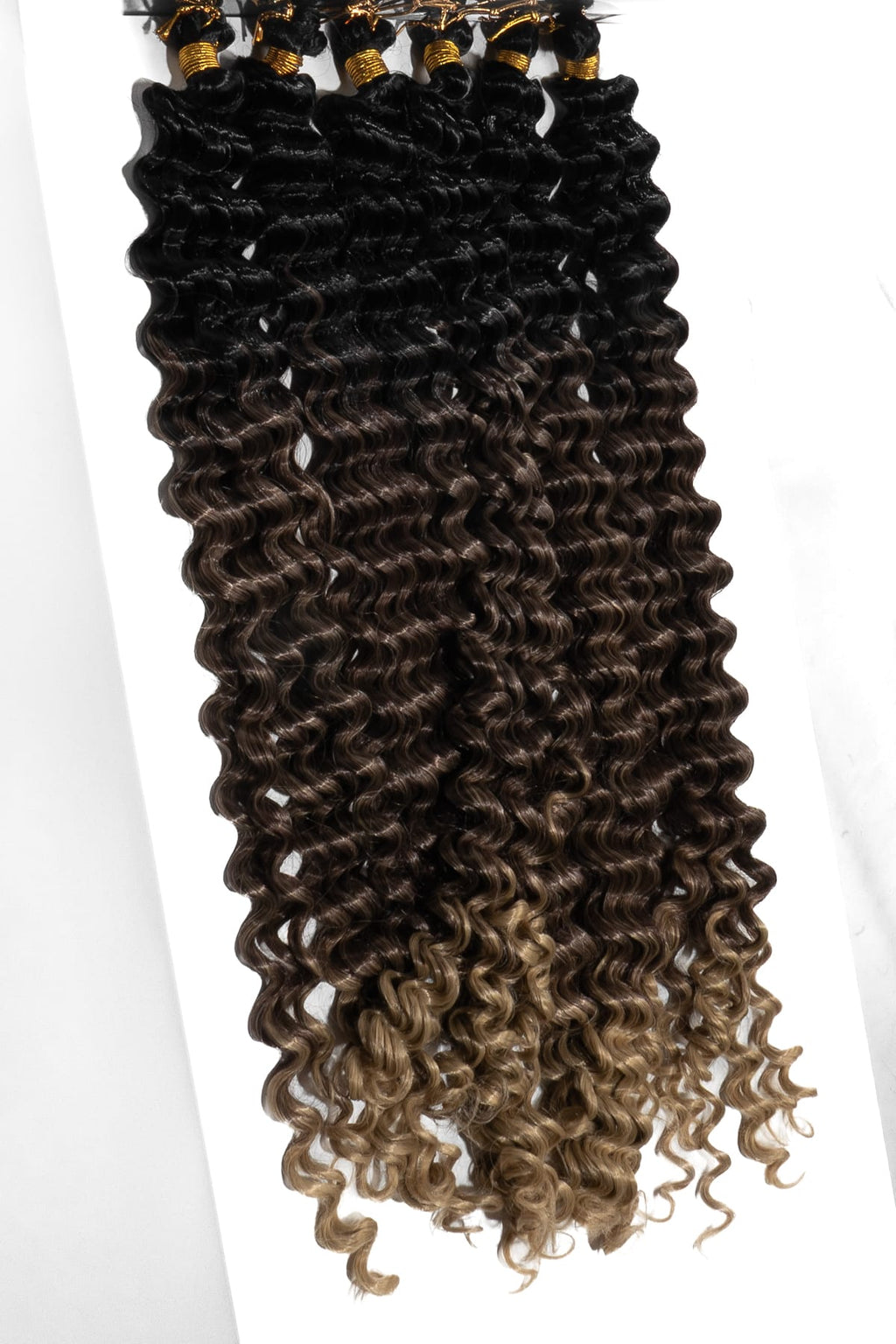 Boho Goddess Braids i ombre ton från svart till gyllenbrun blond. Mjuka lockar med naturlig glans, perfekta för bohemiska skyddande frisyrer med lyxig känsla.