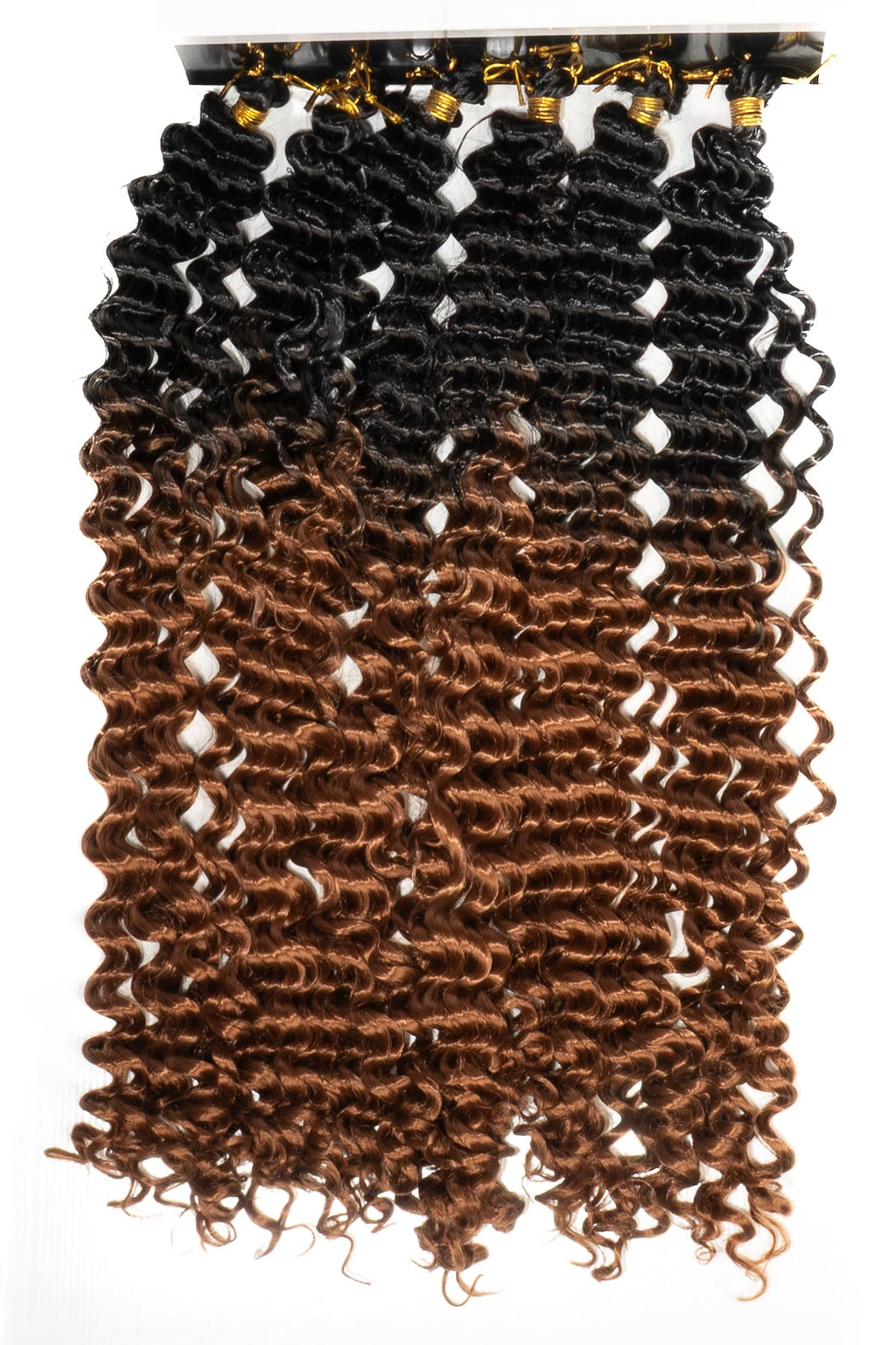 Boho braids hårförlängningar i tvåtonsfärg från svart till varm brun. Tätt tvinnade lockar med naturlig glans ger ett fylligt, bohemiskt och elegant flätresultat.