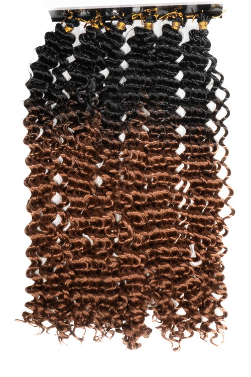 Goddess Boho Braids i tvåtonad nyans från svart till chokladbrun. Fylliga spiralformade lockar med naturlig glans, perfekta för trendiga och feminina flätstilar.