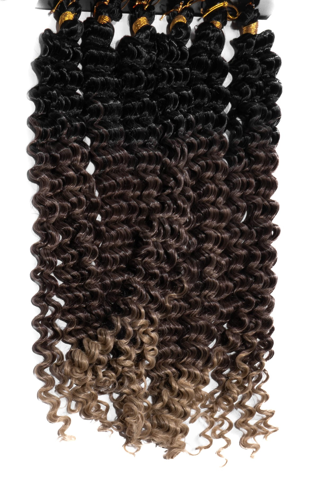 Boho Goddess Braids i ombre svart till ljusbrun blond ton. Tätt definierade lockar med naturlig glans, perfekta för volym och en elegant skyddande frisyr.