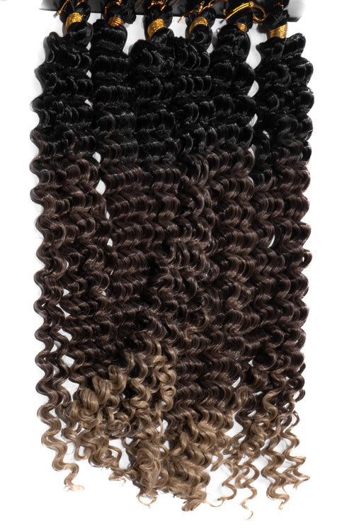 Boho Goddess Braids i ombre svart till ljusbrun blond ton. Tätt definierade lockar med naturlig glans, perfekta för volym och en elegant skyddande frisyr.