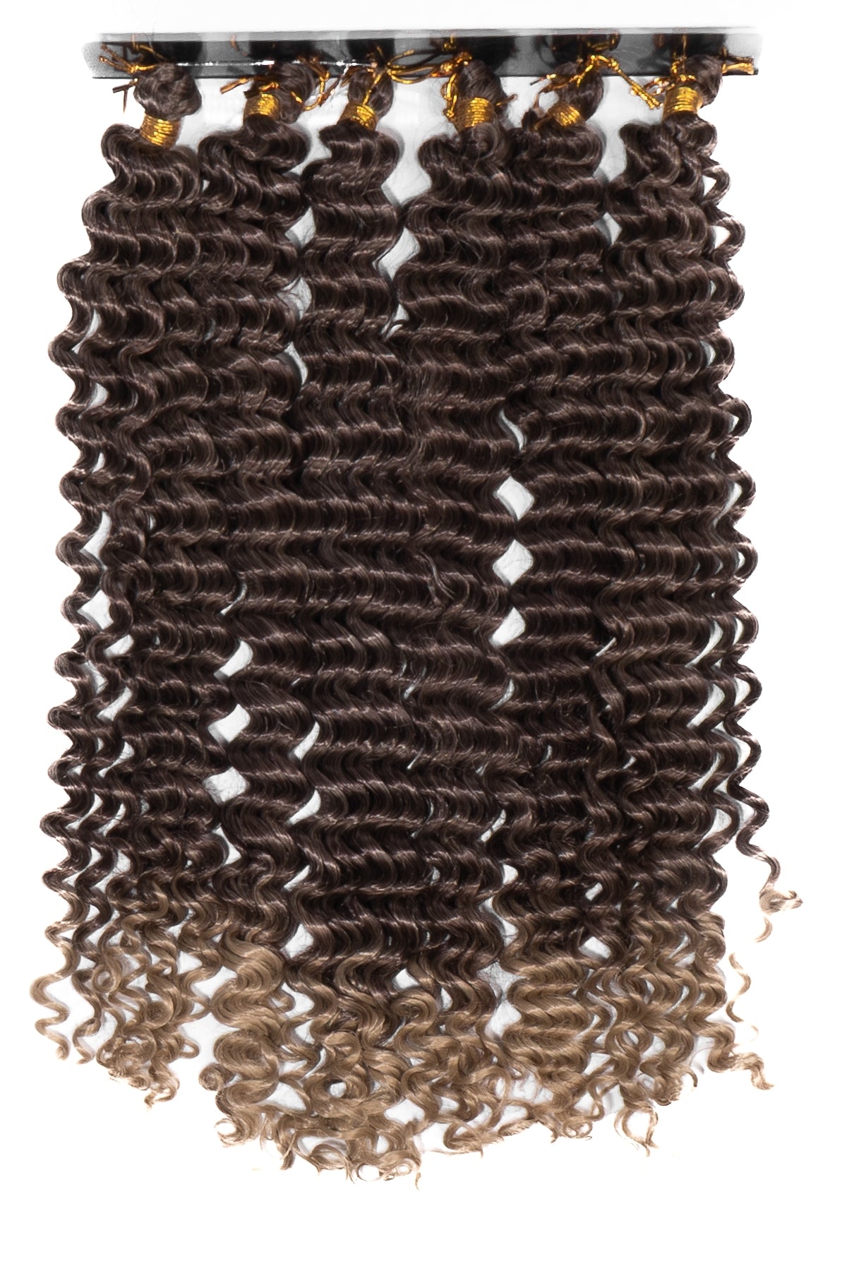 Boho braids i sexpack med mjuka spiral-lockar i chokladbrun ton som övergår i karamellblond. Lätt och fylligt syntetiskt hår för naturliga, bohemiska flätstilar.