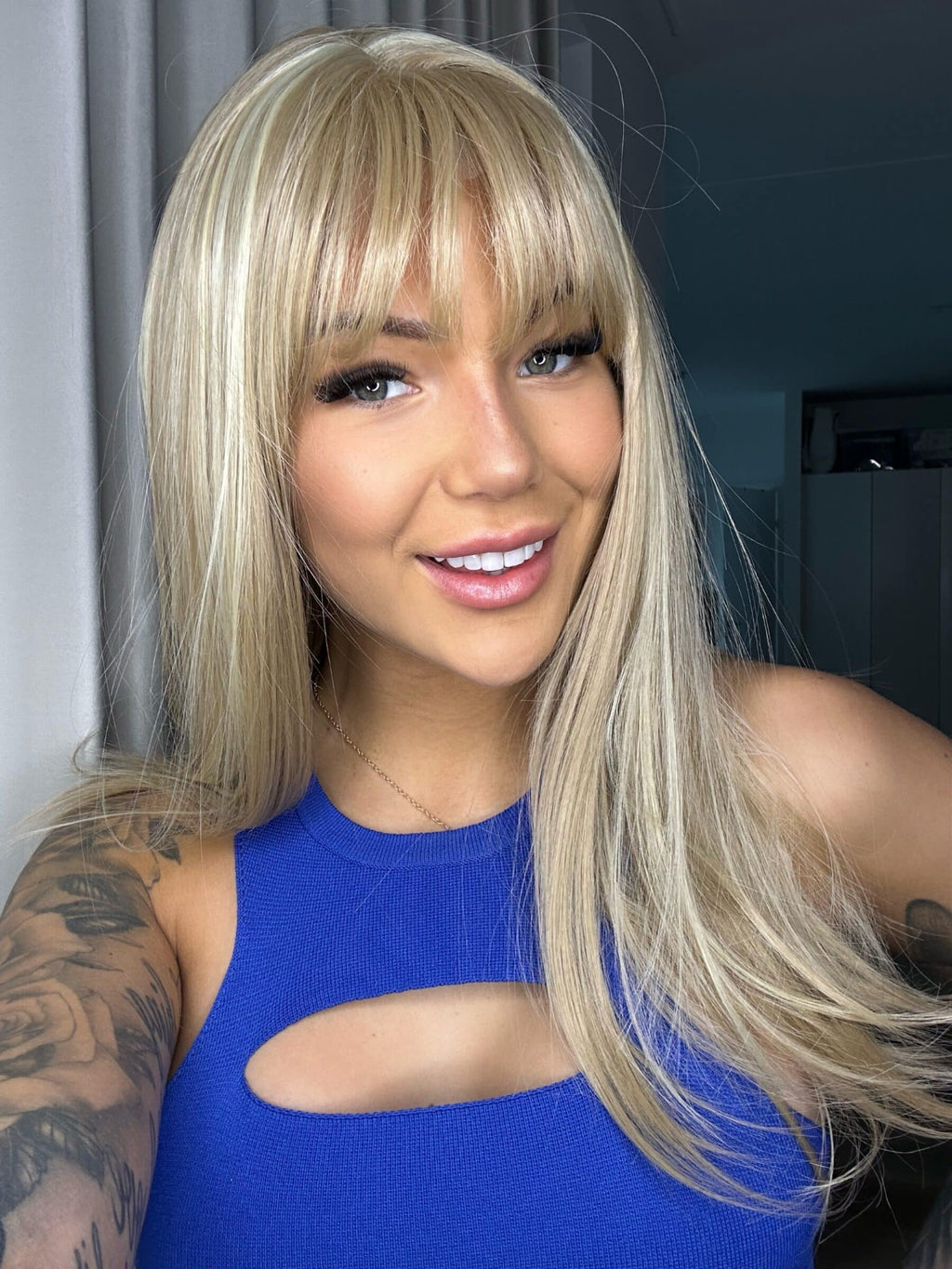 Svensk influencer Josefin Ottosson med blond peruk med lugg, perfekt för vardagsstil och modeinspiration