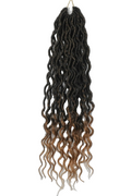 Goddess Locs i ombre-stil med mörka rötter och karamellfärgade toppar, långa vågiga längder som ger en mjuk och elegant boho-look.