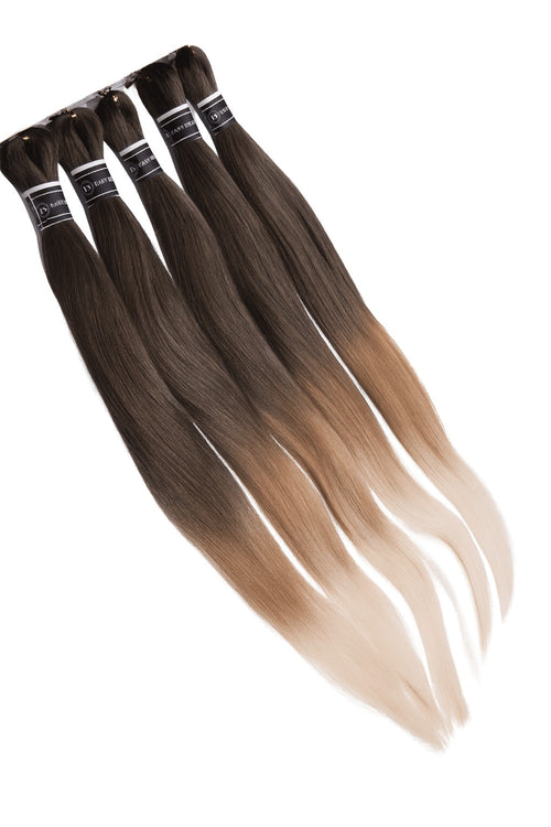 Easy braids i ombre brun till blond flätningshår i silkeslent syntetfiber. Perfekt för cornrows och naturliga flätstilar.