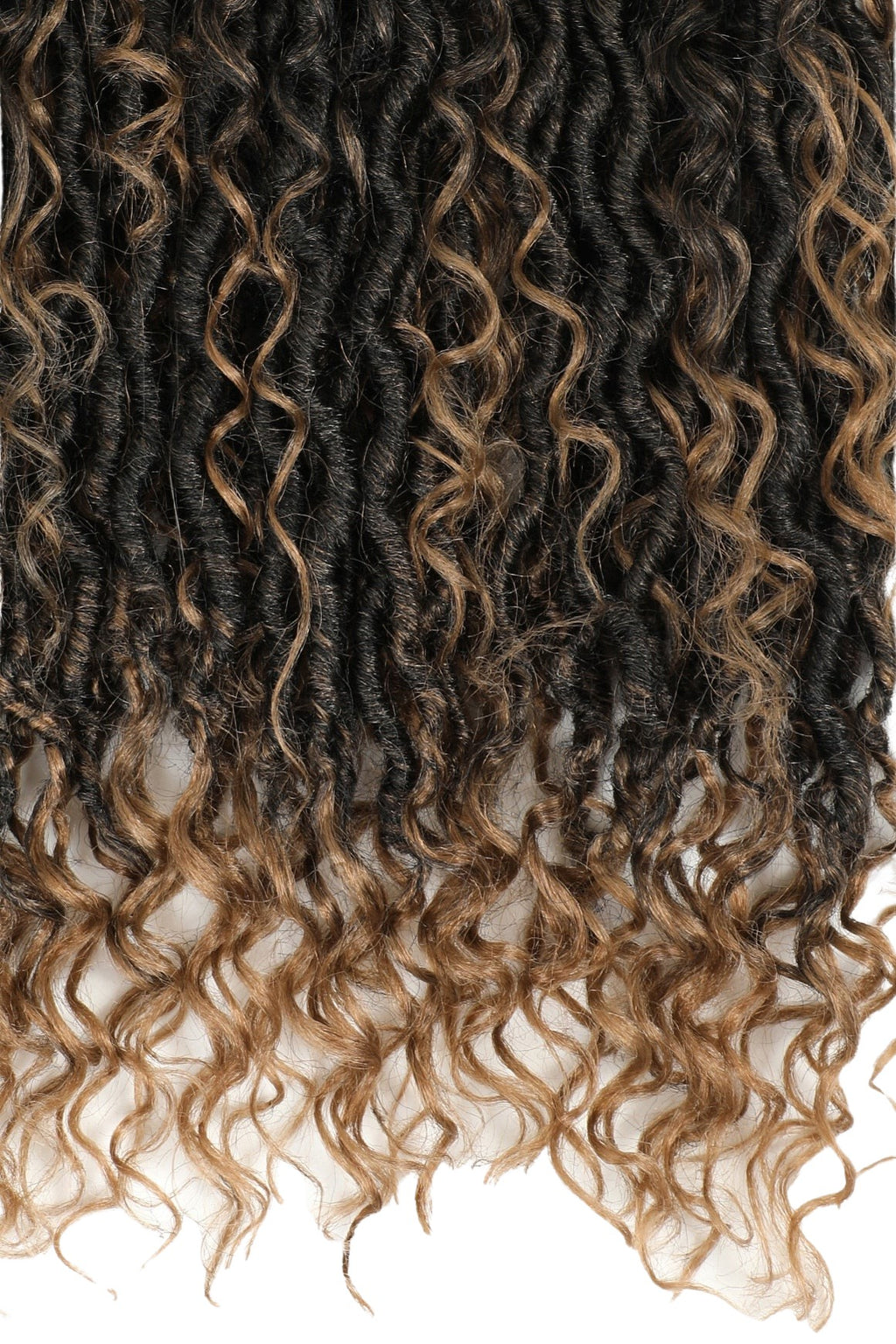 Flätor i ombré brun till blond ton, med naturligt definierade lockar och mjuk glans som ger ett voluminöst, levande utseende