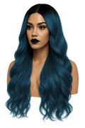 Lång vågig blå petrol peruk med mörk utväxt, mittbena och naturlig glans. Värmetålig, justerbar och bekväm passform
