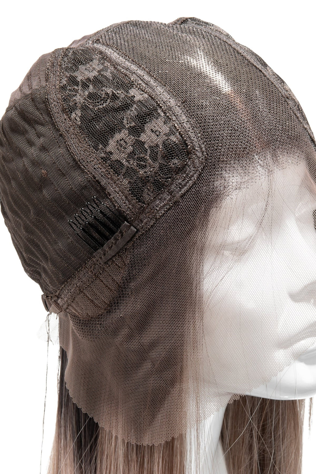 Närbild på lace front peruk som visar den detaljerade insidan med tunnt nät och integrerade clips.