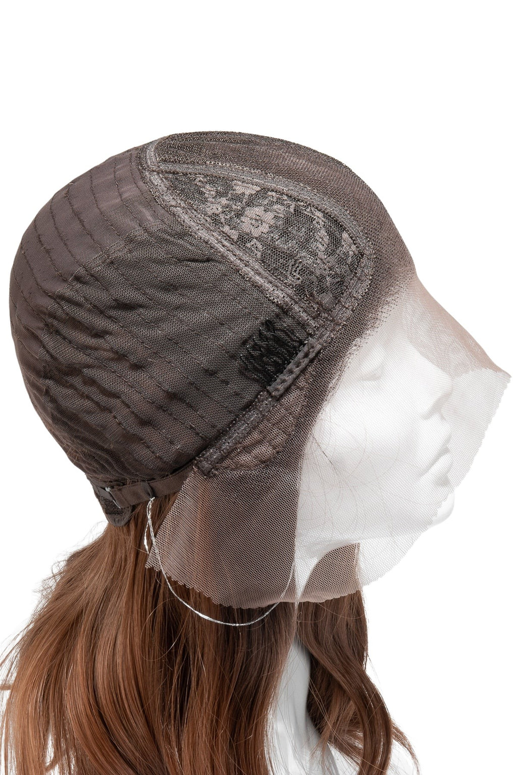 Peruk med lace front visad från sidan. Den luftiga konstruktionen ger bra ventilation och en bekväm passform, medan spetsen framtill skapar ett naturligt utseende längs hårfästet.