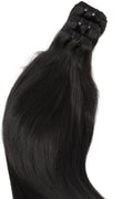 Svart weft hårförlängning i äkta Remy-hår med rak, mjuk textur som ger naturlig glans och fylligare resultat.