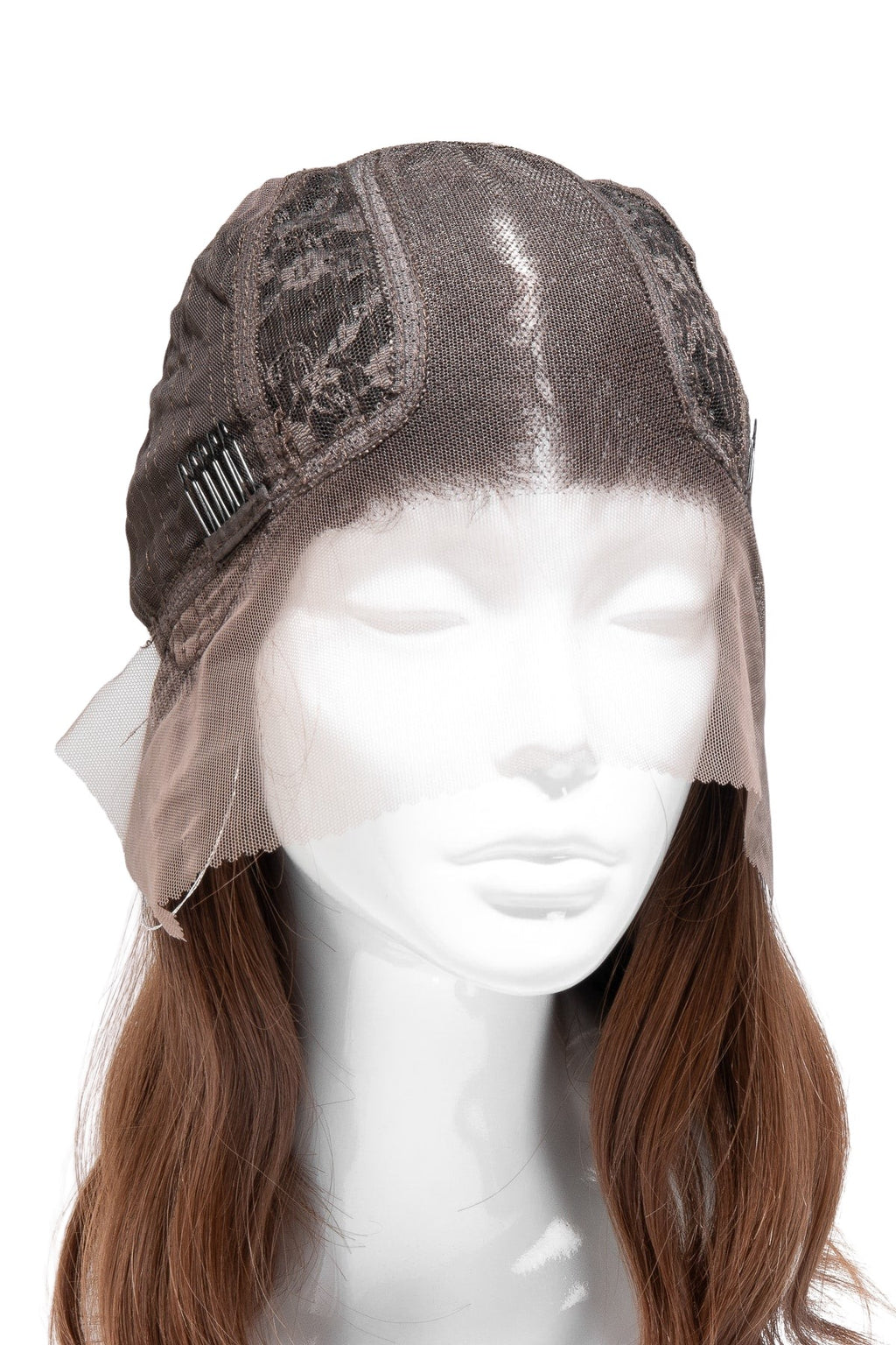 Peruk med lace front och inbyggda clips för säker passform. Den tunna spetsen framtill ger en naturlig hårfästeffekt och möjliggör en sömlös övergång mot huden.