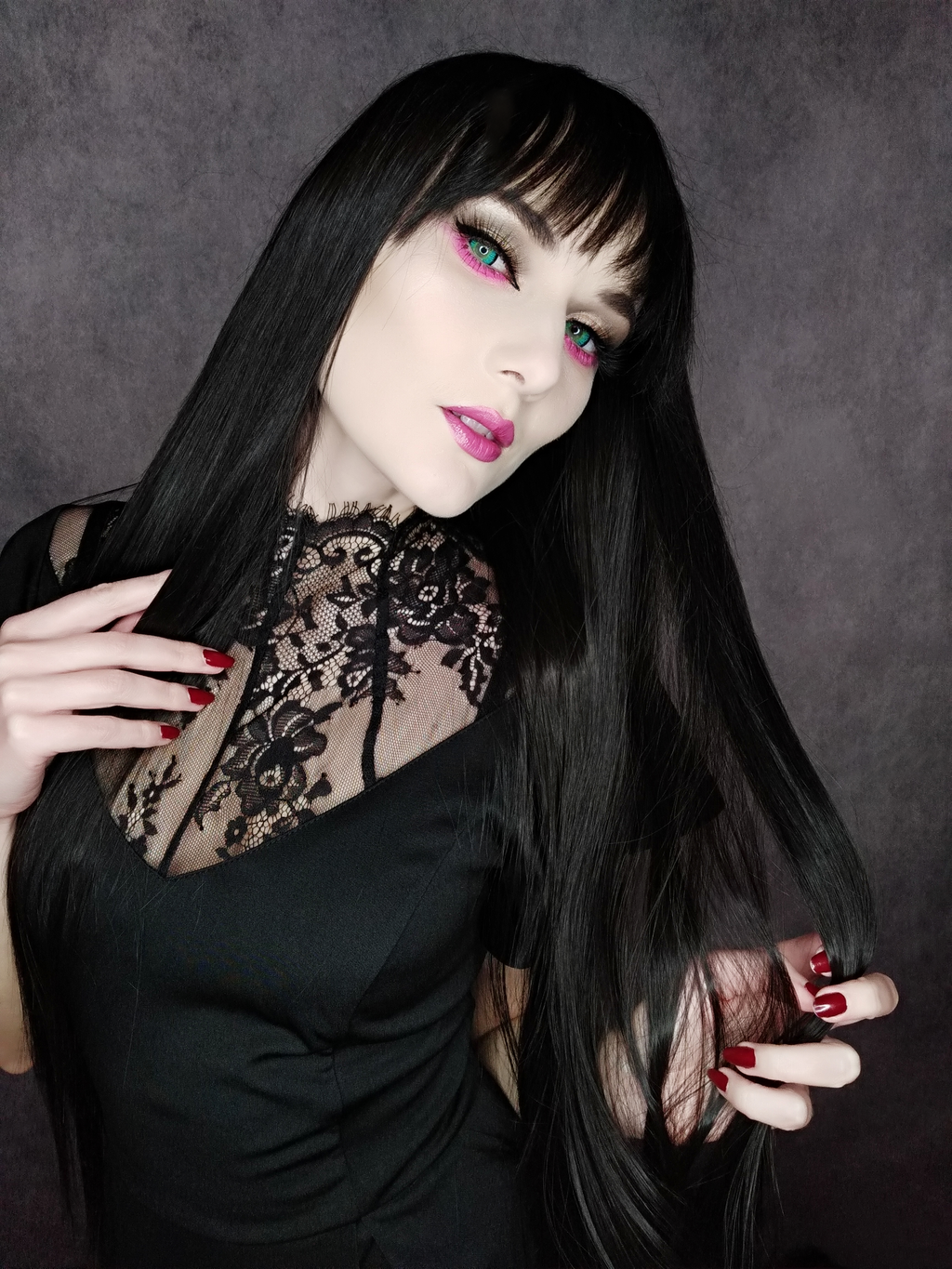Tysk influencer med svart gotisk peruk och halloweensminkning, perfekt för halloween- och cosplaystilar