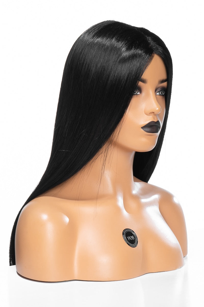 Lång svart syntetisk peruk med rakt, glänsande hår och mittbena, som ger en elegant och stilren look.