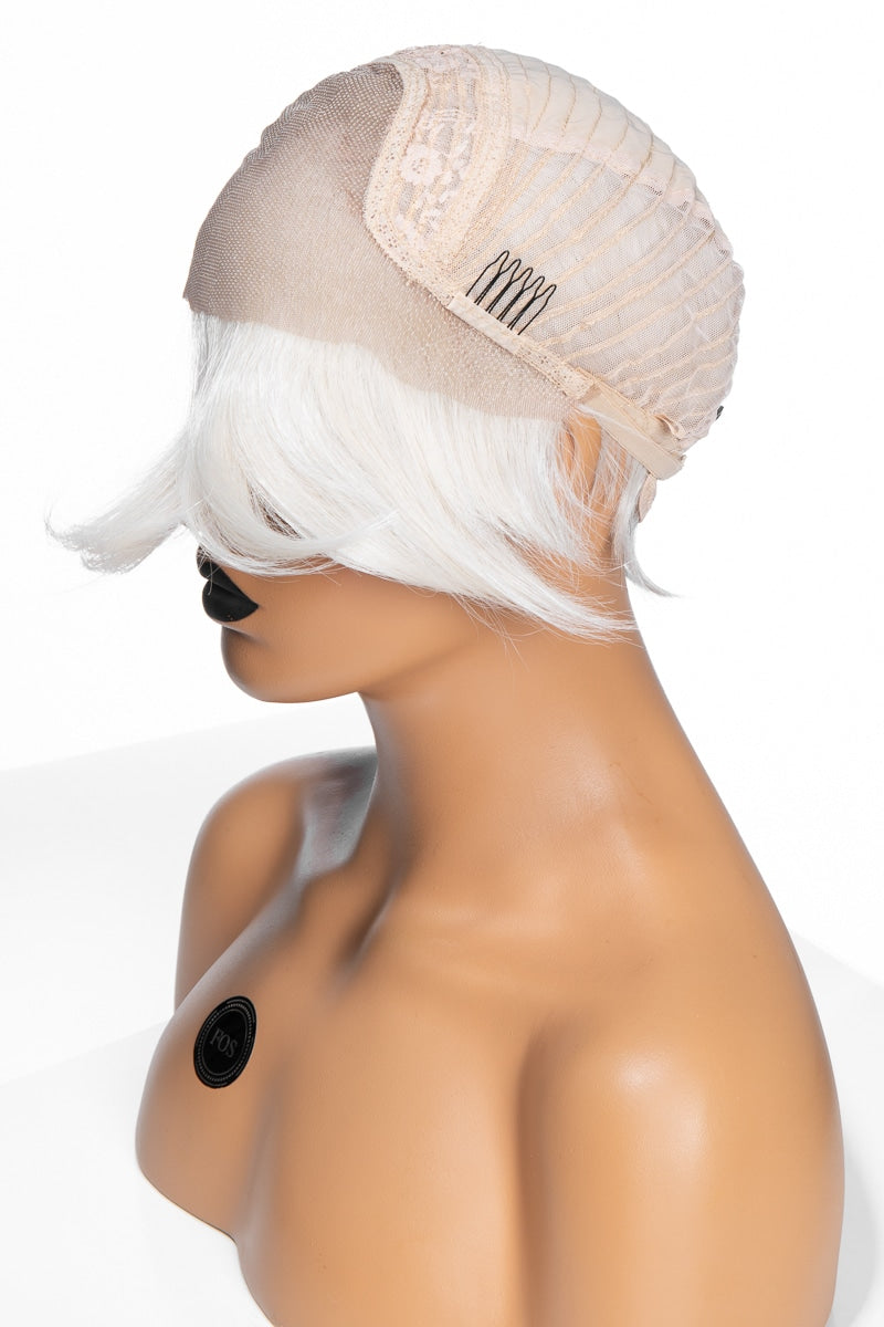 Profilbild på en vit peruk där det finmaskiga lace-materialet och synliga clips framhävs, vilket ger en realistisk och justerbar passform.
