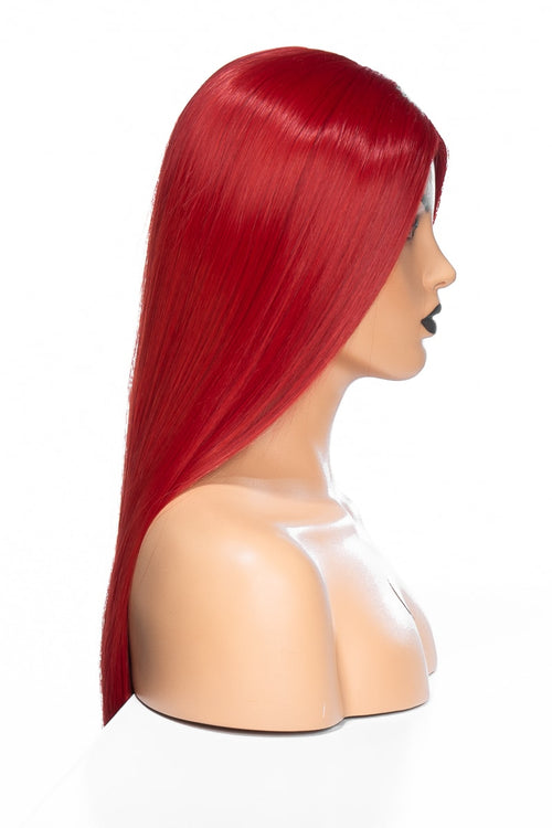 Skyltdocka med klarröd peruk, perfekt för cosplay. Håret är långt och rakt, med en intensiv röd nyans som ger en dramatisk och iögonfallande look.