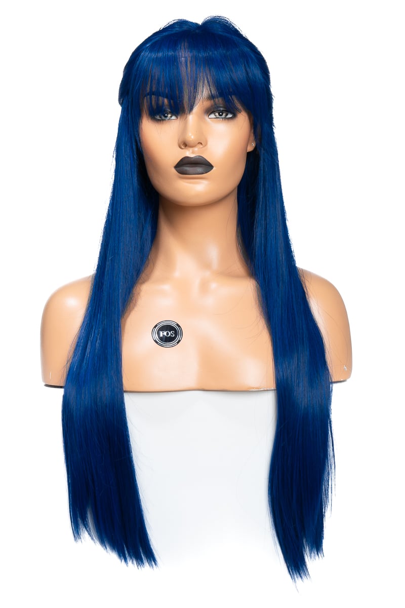 Lång, glansig blå peruk med rak lugg, designad för cosplay. Håret faller mjukt och glänsande för en livfull och iögonfallande look, idealisk för att skapa dramatiska karaktärslooks