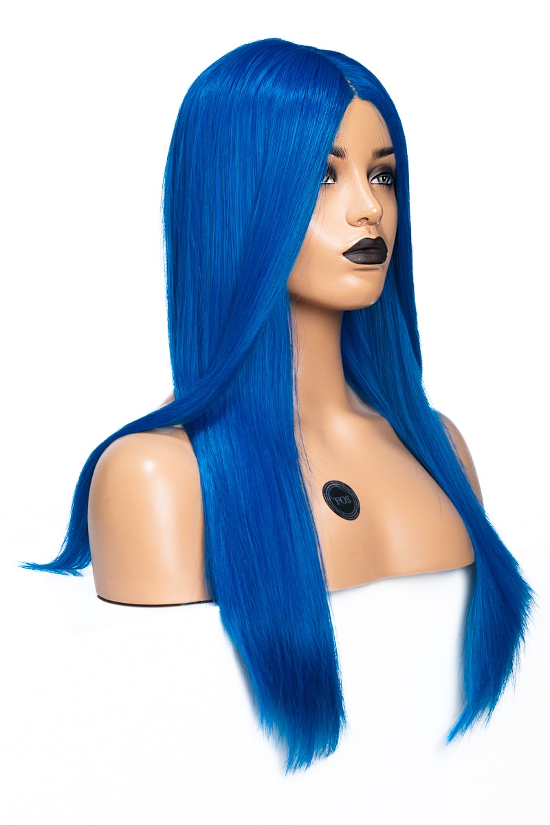 Framifrån på en lång, blå peruk med mittbena, där det raka håret faller jämnt och glänsande för en futuristisk, anime-inspirerad look
