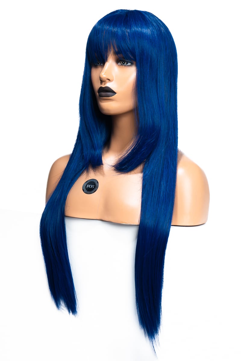 Blå peruk med lång, glansig hår och tydlig uppklippning. Håret är klippt i lager för extra volym och rörelse, vilket ger en modern och dynamisk look perfekt för cosplay.