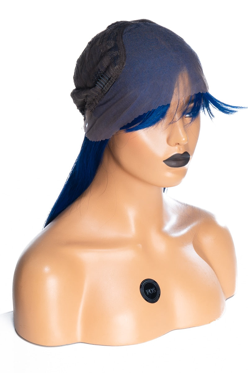Produktbild på blå peruk med synlig lace, där det finmaskiga materialet är tydligt och ger en naturlig övergång mellan peruken och hårfästet