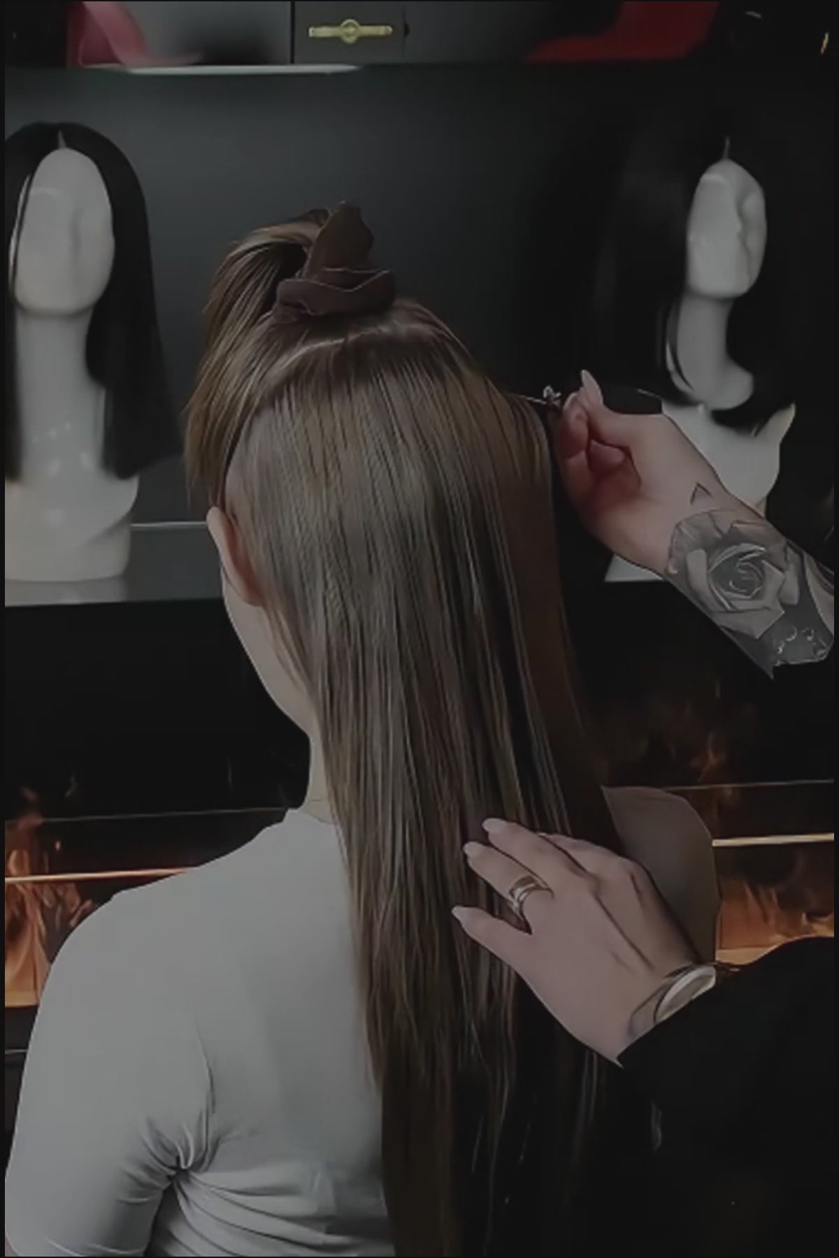 Video som visar hur clip-in hårförlängningar ger fylligare resultat i tunt hår före och efter