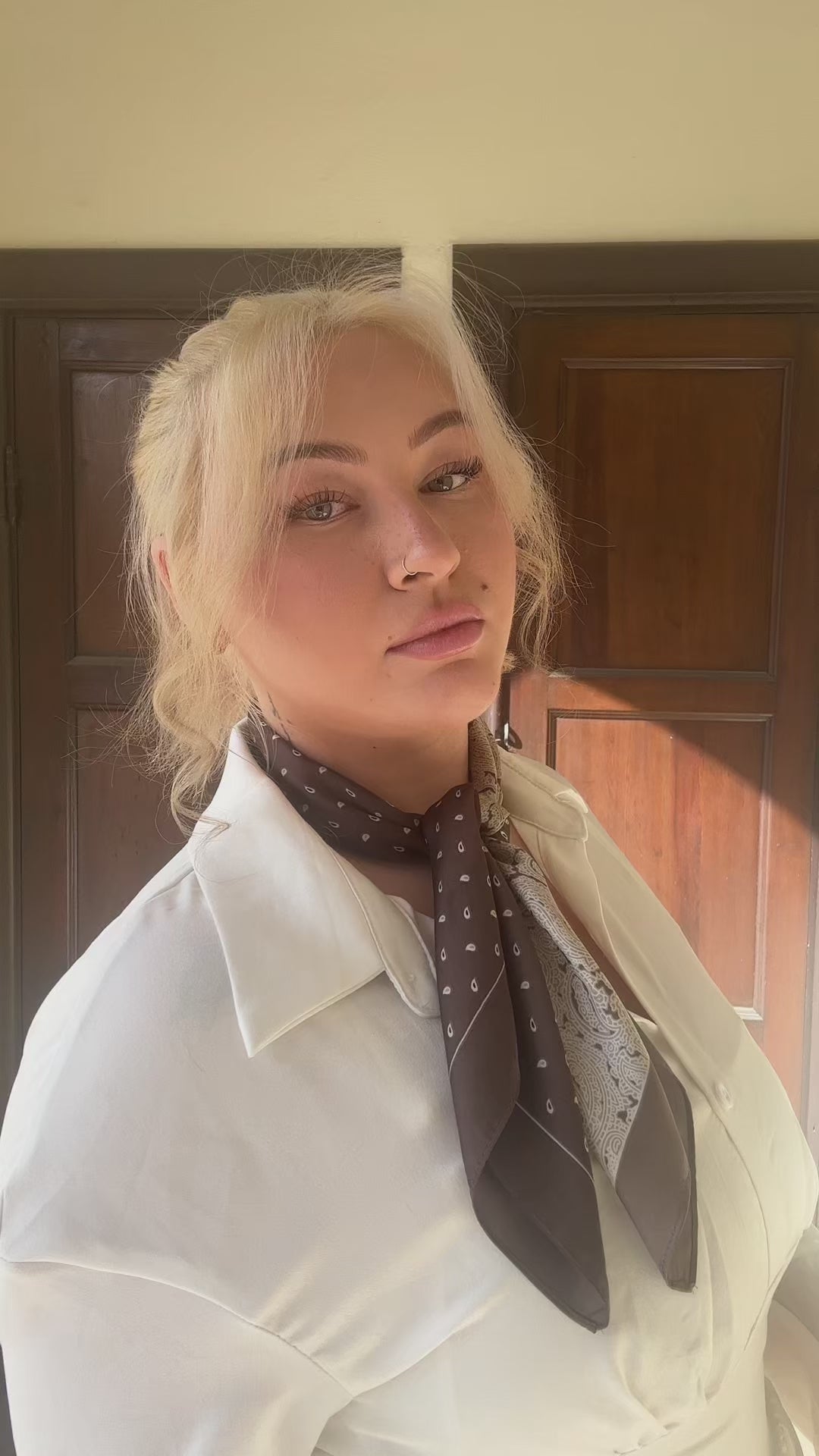 Produktvideo som visar en blond ponytail-hårförlängning, färg och textur i detalj